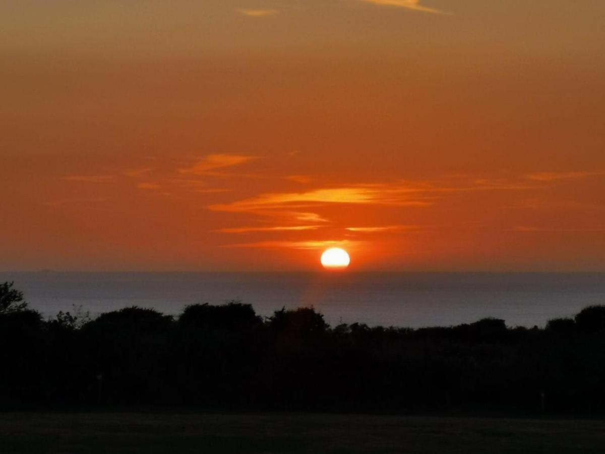 Camping Les Ronds Duval Face Aux Iles Anglo-Normandes Les Moitiers-d'Allonne Bagian luar foto